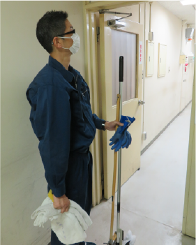 留置施設の清掃作業
